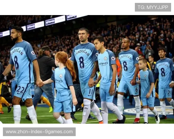 罗马球员赛后致意德罗西，温情时刻感人